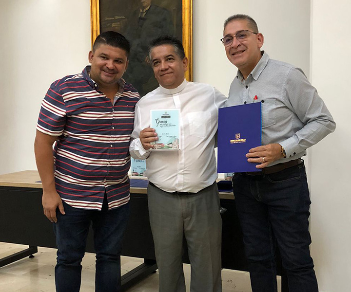 Rector de UNIMINUTO Antioquia - Chocó junto a concejales de Bello Concejo de Bello entregó reconocimiento a UNIMINUTO por su contribución en la educación del municipio