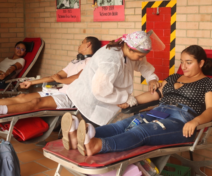 Estudiantes en la donación de sangre. Estudiantes en la donación de sangre.
