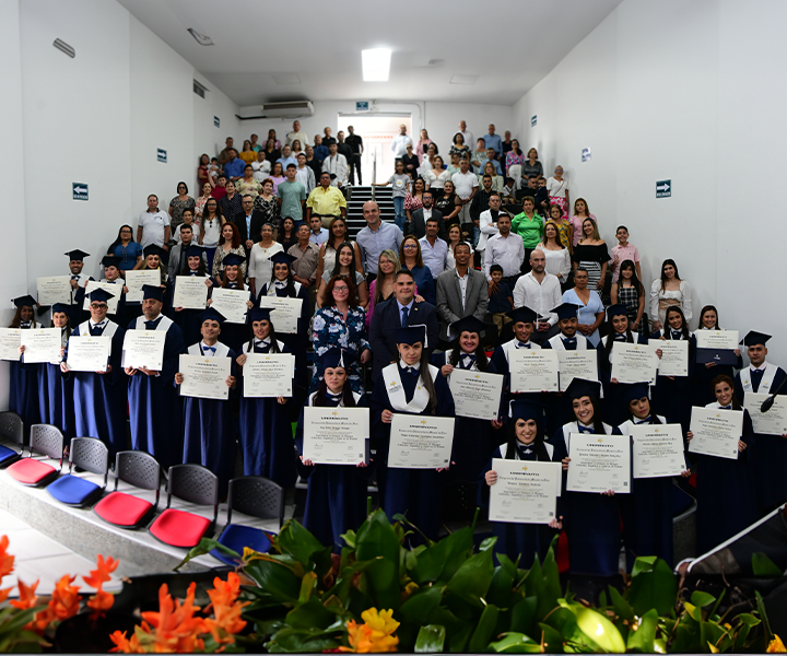 Celebración por éxito de Especialistas y Profesionales en Pereira grados-2023-julio.png