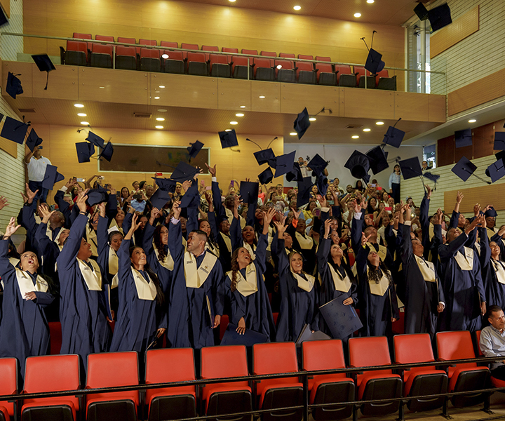 Graduación de 59 profesionales se suma al progreso de Urabá Graduandos lanzando el birrete