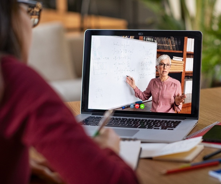 mujer frente a computador mujer frente a computador