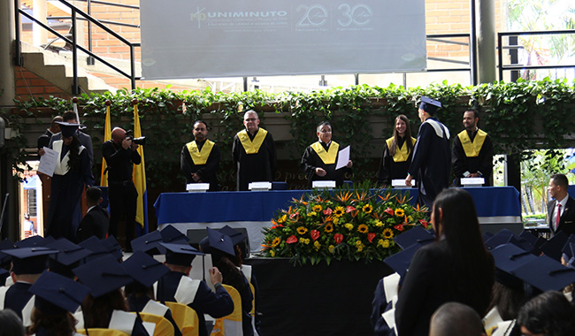 Egresados recibiendo el diploma de UNIMINUTO