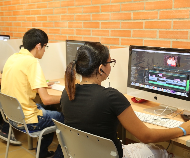 estudiantes UNIMINUTO frente a computador estudiantes UNIMINUTO frente a computador