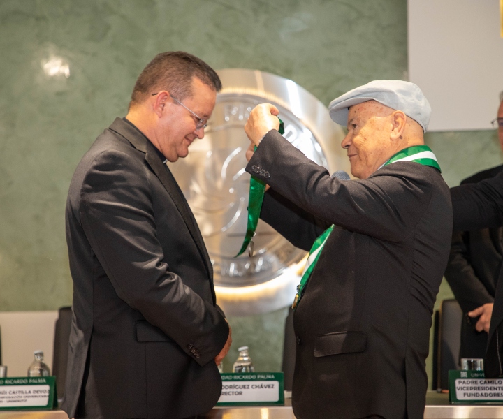 padre harold castilla recibiendo medalla padre harold castilla recibiendo medalla