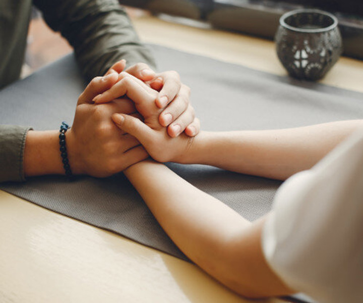 Responsabilidad afectiva para relaciones sanas Dos personas tomadas de la mano