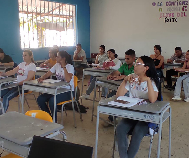 Estudiantes del programa Técnico Laboral por competencias en Seguridad en el Trabajo se encuentran en salón de clases. Estudiantes del programa Técnico Laboral por competencias en Seguridad en el Trabajo se encuentran en salón de clases.