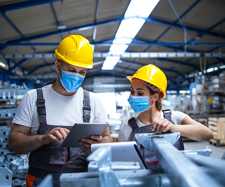 trabajadores con casco en fábrica trabajadores con casco en fábrica