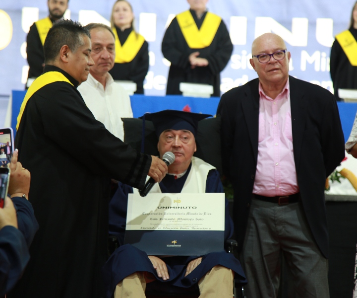graduación profe Luis Fernando Montoya graduación profe Luis Fernando Montoya