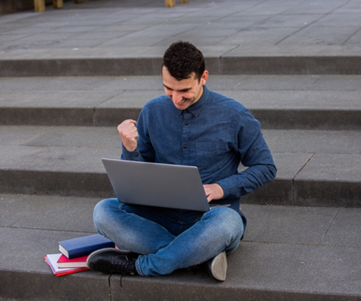 estudiante con computador estudiante con computador