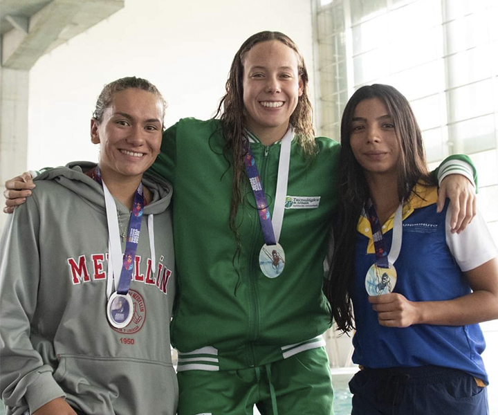 Medalla de bronce en Natación para deportista UNIMINUTO Maria Camila con la medalla de bronce