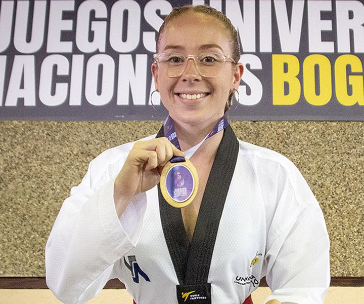 Representación de Taekwondo trajo medalla de oro en los Juegos Nacionales ASCUN Mariana Henao con la medalla de oro