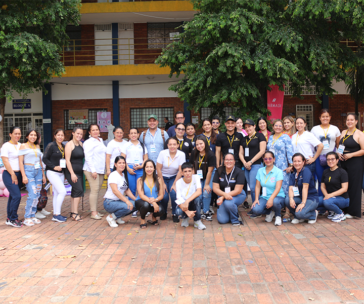 La feria reunió a un total de 21 emprendimientos, incluyendo 3 invitados, 3 egresados y 15 estudiantes de UNIMINUTO Norte de Santander. Foto grupal de todos los emprendedores que participaron de la Feria de Emprendimiento