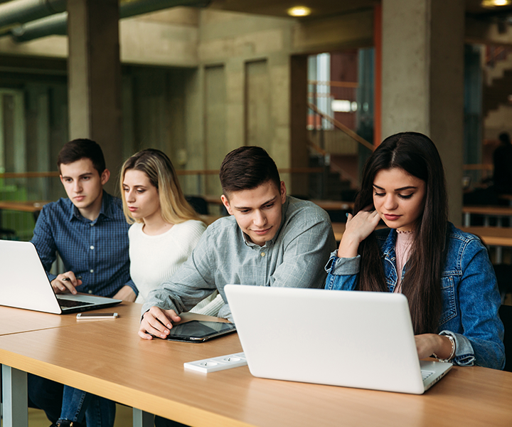 estudiantes con computadores estudiantes con computadores