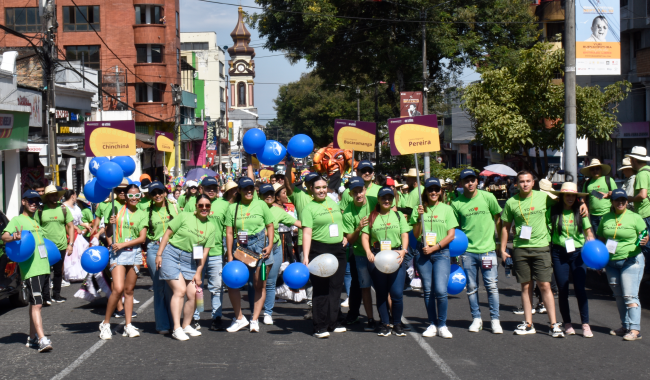 Estudiantes alegres con globos en una calle de Ibagué