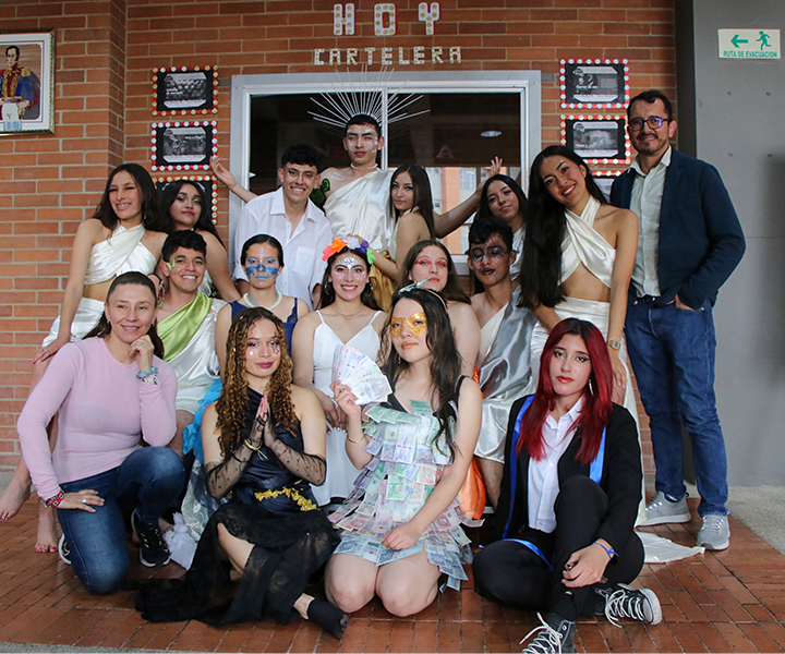 Grupo teatral elemental-k Integrantes del grupo teatral elemental-k de programa de Comunicación Social – Periodismo de Centro Universitario Zipaquirá.
