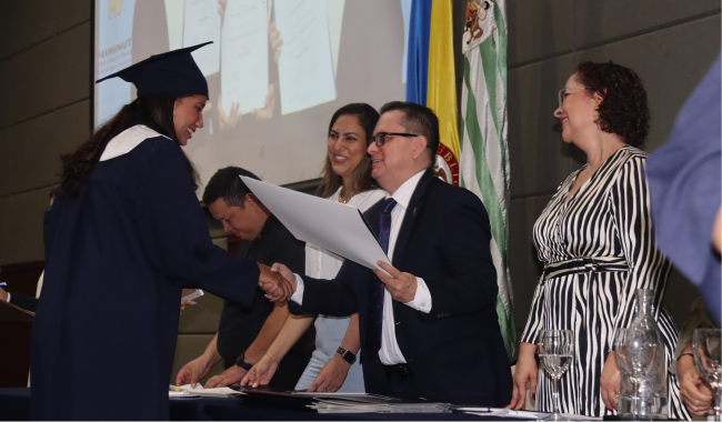 Estudiante recibiendo diploma de graduación 