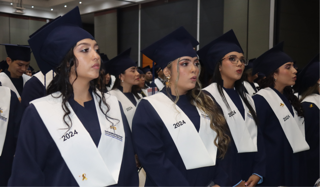 Estudiante en ceremonia de graduación 