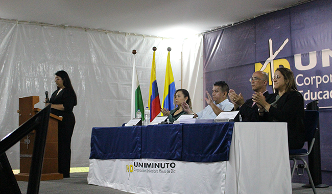 Directivos de la mesa principal en la ceremonia de becas 