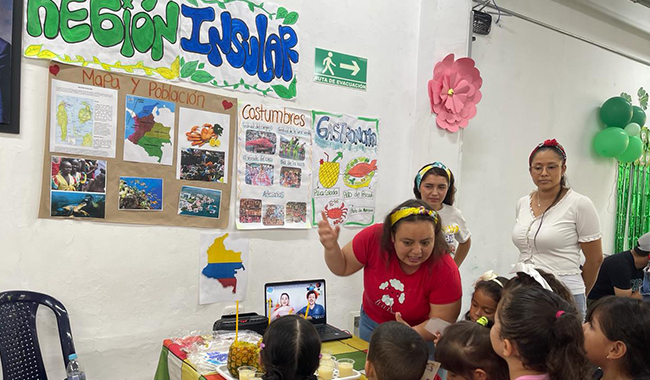 Estudiante y niños de Jardín Infantil