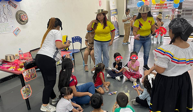 Estudiante y niños de Jardín Infantil