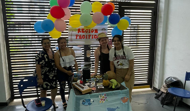 Estudiante y niños de Jardín Infantil