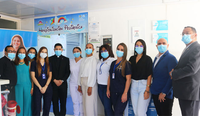 Personal de UNIMINUTO y el Hospital Divino Niño en Buga durante la apertura de las Aulas Hospitalarias