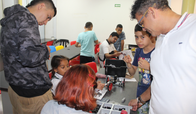 Profesores con niños en Taller de Robótica