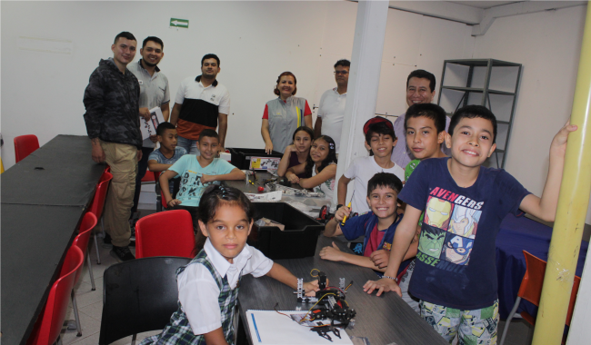 niños posando en Taller de Robótica