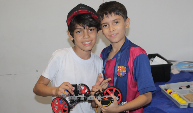 Niños posando en Taller de Robótica