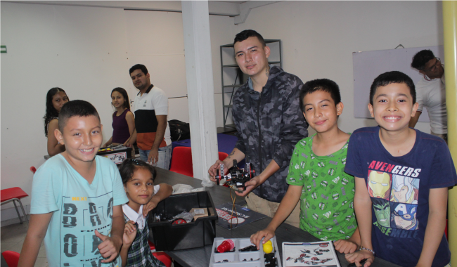 Niños y profesor en Taller de Robótica