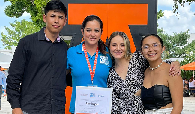 Estudiantes ganadores del concurso, pertenecientes a UNIMINUTO Seccional Antioquia - Chocó junto a directivo de la Universidad Anáhuac.