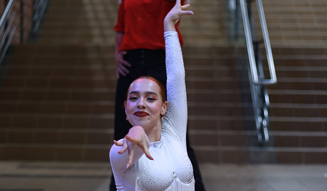 Estudiante de una de las instituciones de educación superior invitadas en medio de la representación de danza.