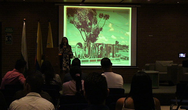 Ponencia por parte de la secretaria de turismo de Guatapé.