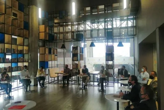 Cinco personas de pie y posando para la cámara, y con distanciamiento social como protocolo de bioseguridad