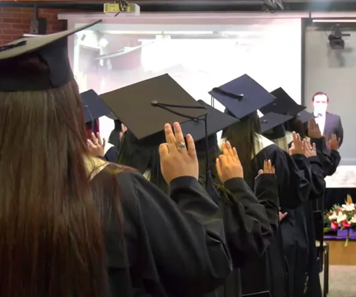 Estudiantes en Ceremonia de grados en un Auditorio
