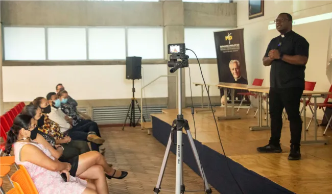 personas en auditorio