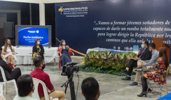Imagen de conversatorio, moderadoras y ponentes