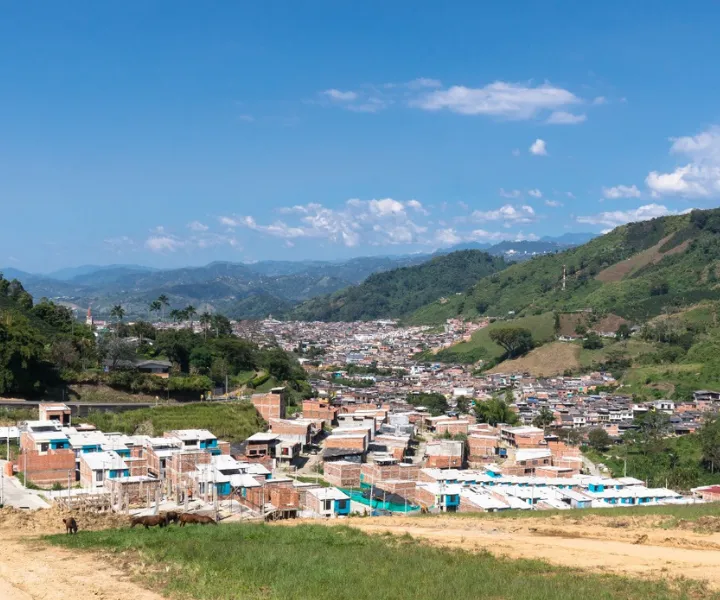 Vista aérea de Chinchiná, con las montañas de fondo