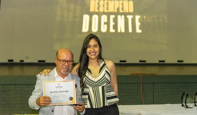 Persona recibiendo reconocimiento