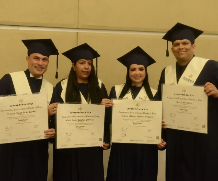 Personas con toga y diplomas