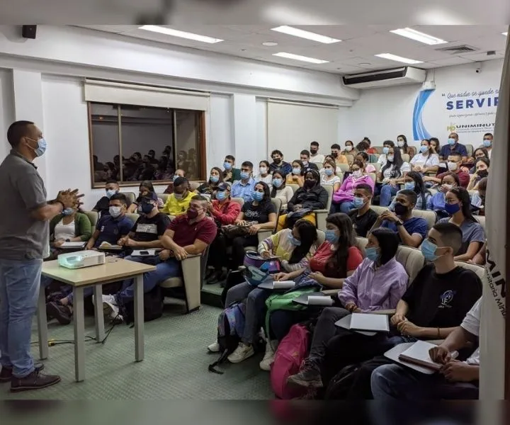 Grupo de personas en el auditorio del Centro Regional Cali