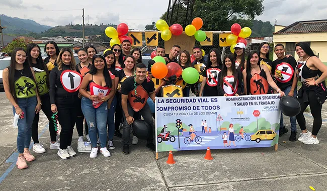 Estudiantes y docentes reunidos en la Conmemoración del Día internacional de la Seguridad y Salud en el Trabajo