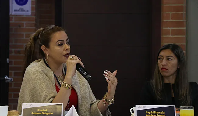 Directora de Mercadeo de la Sede presenta su propuesta comercial a los empresarios