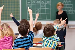 profesora-con-estudiantes