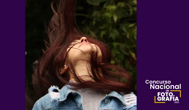 Mujer joven lanzando para atrás su cabello