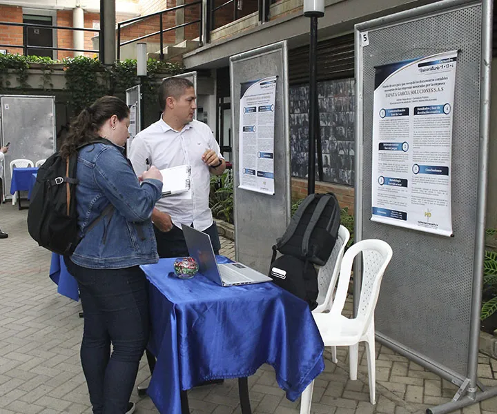 Estudiante exponiendo 