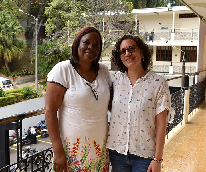 Leonor Maturana, fundadora del Liceo Juvenil de Colombia, junto a la docente Catalina Espinosa.