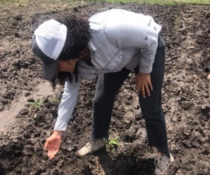 La practicante Erika De La Mancha en Agroparque