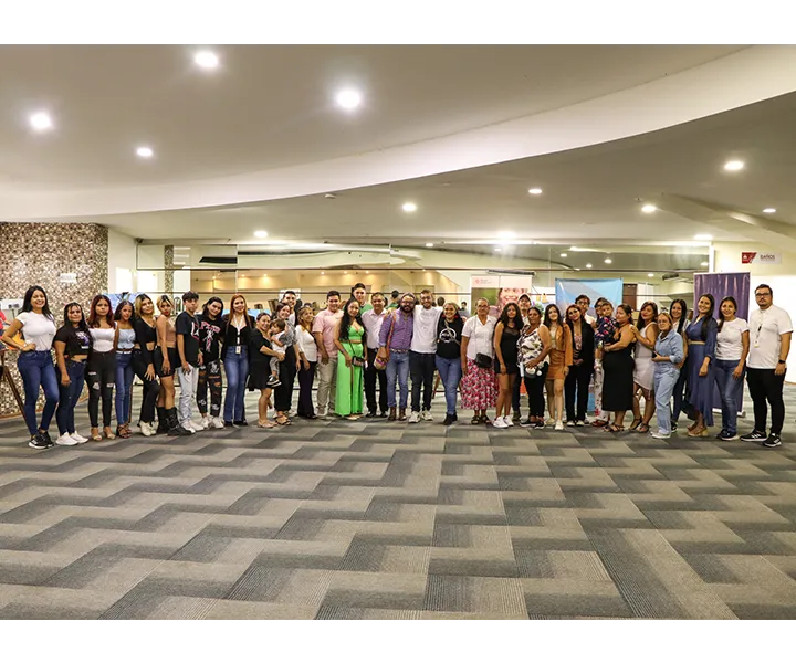 Foto grupal Ceremonia de Clausura y Certificación. Estudiantes, integrantes de UNIMINUTO, La Fundación Ayuda en Acción, Fundación PARES y PARCOMÚN.