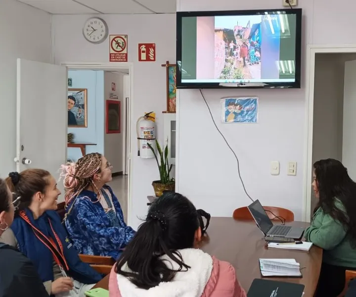 Personas viendo una presentación